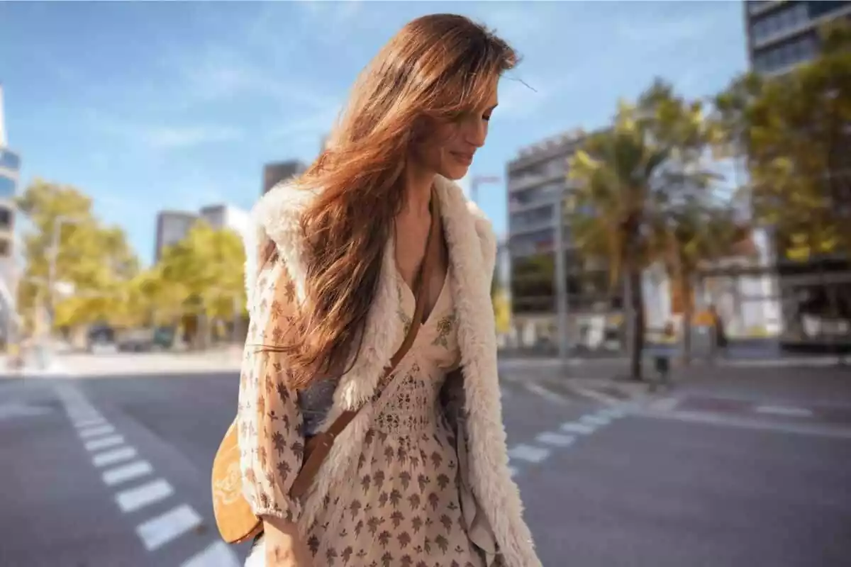 Sara Carbonero caminando con una ciudad de fondo Sara Carbonero caminando con una ciudad de fondo