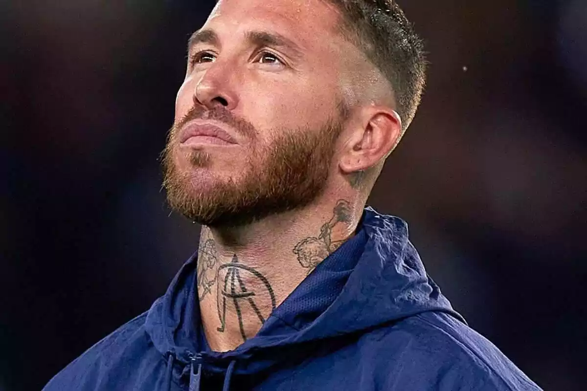 Foto de Sergio Ramos cortada por los hombros. Chaqueta azul y tatuaje en el cuello de Alfa y Omega Foto de Sergio Ramos cortada por los hombros. Chaqueta azul y tatuaje en el cuello de Alfa y Omega