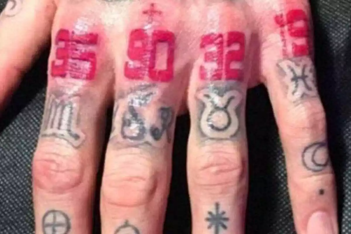 Foto detalle de la mano de Sergio Ramos con tatuajes de números rojos en sus manos y símbolos del zodiaco Foto detalle de la mano de Sergio Ramos con tatuajes de números rojos en sus manos y símbolos del zodiaco