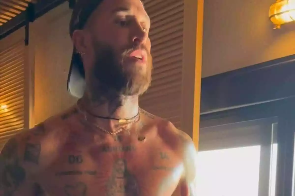 Foto de Sergio Ramos de pecho para arriba sin camiseta, con barba y gorra Foto de Sergio Ramos de pecho para arriba sin camiseta, con barba y gorra