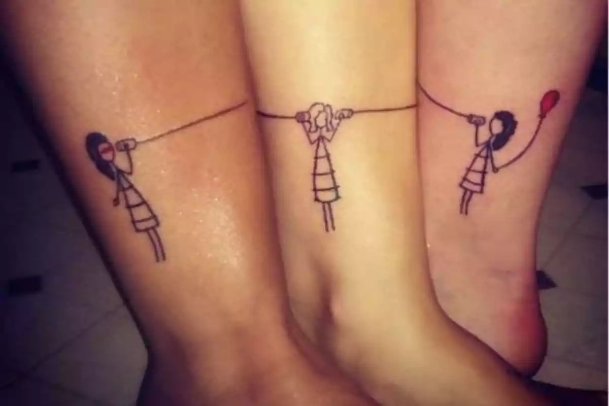 Tres amigas se tatúan a ellas mismas hablando por vasos comunicantes