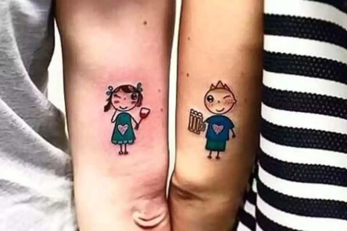 Tatuaje de amigas niñas brindando