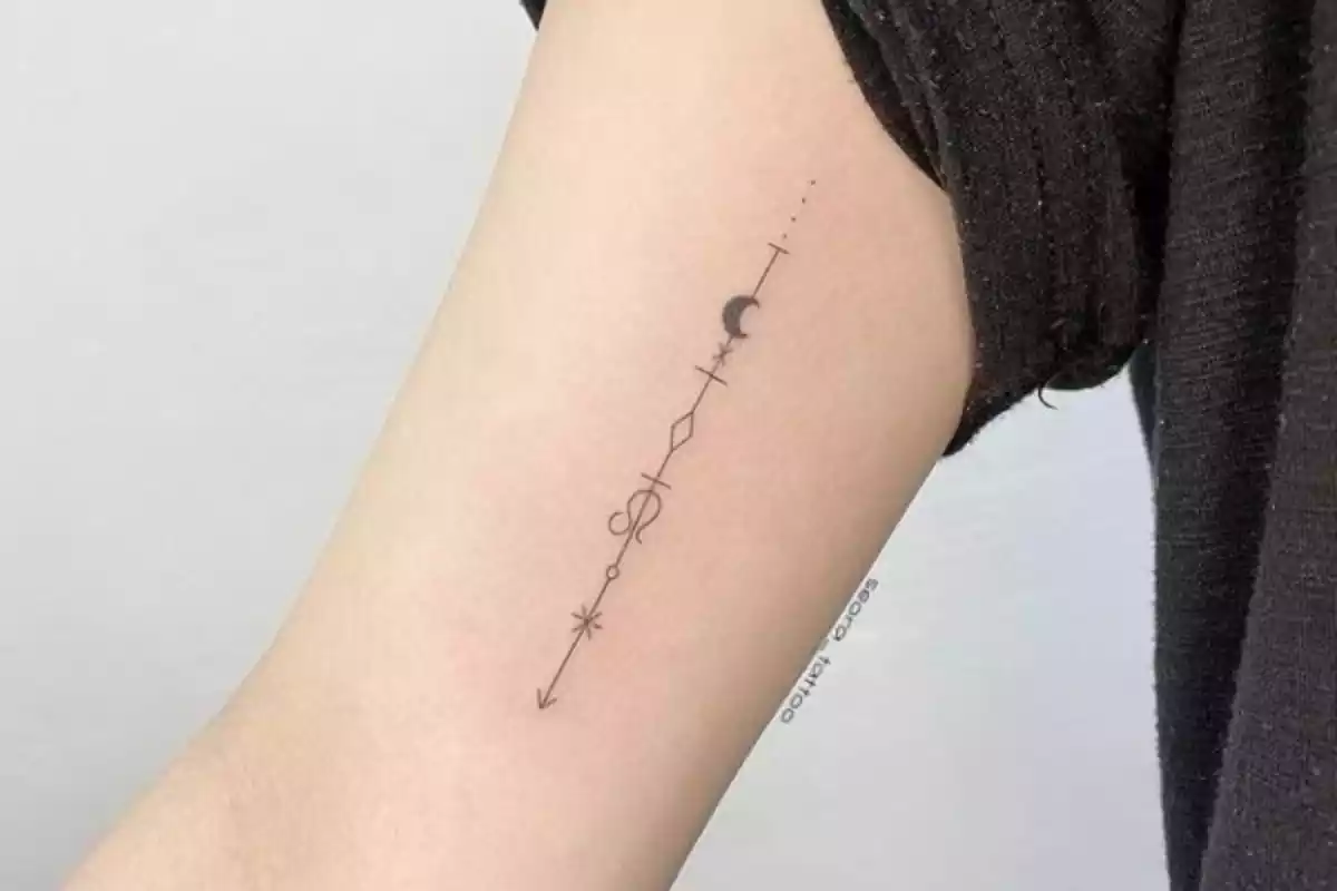 tatuaje de una flecha en el antebrazo