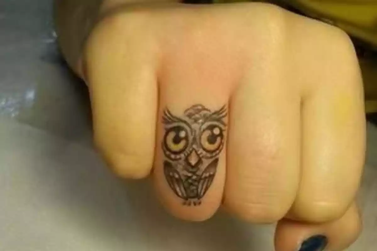 Tatuaje de un búho en el dedo
