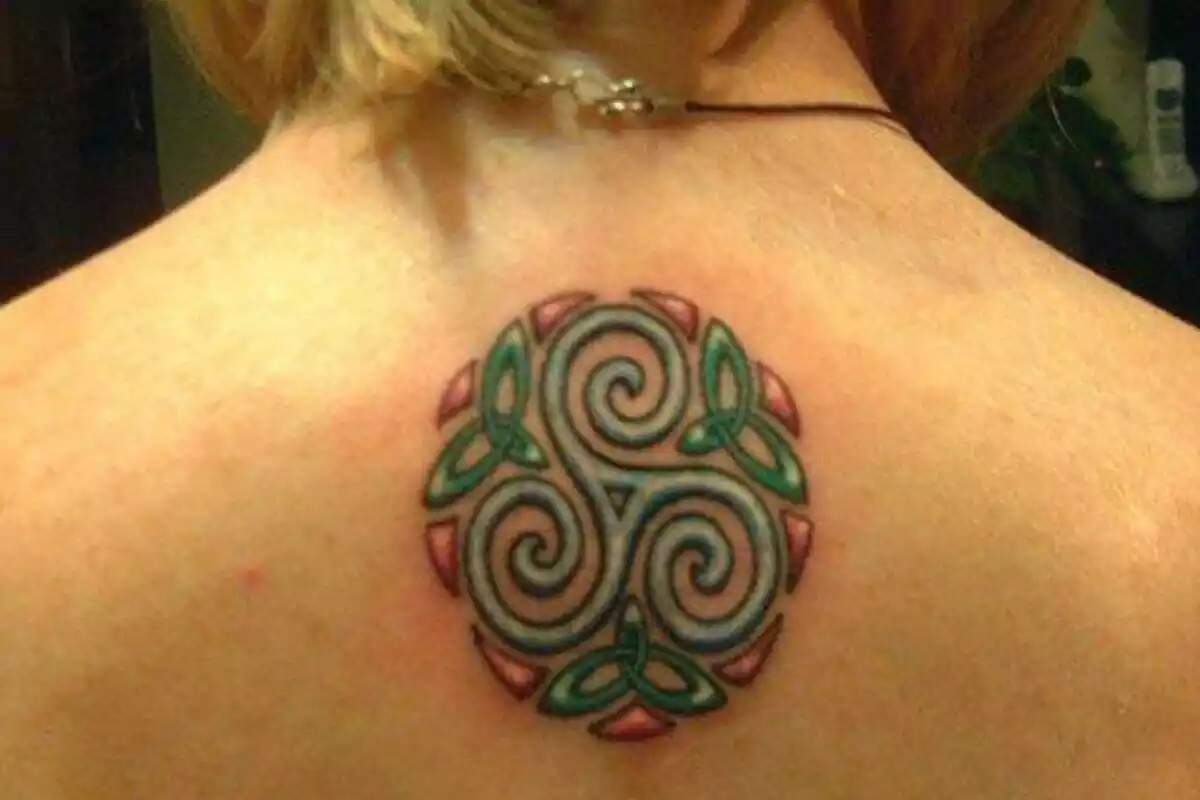 Tatuaje de triskel de colores Tatuaje de triskel de colores