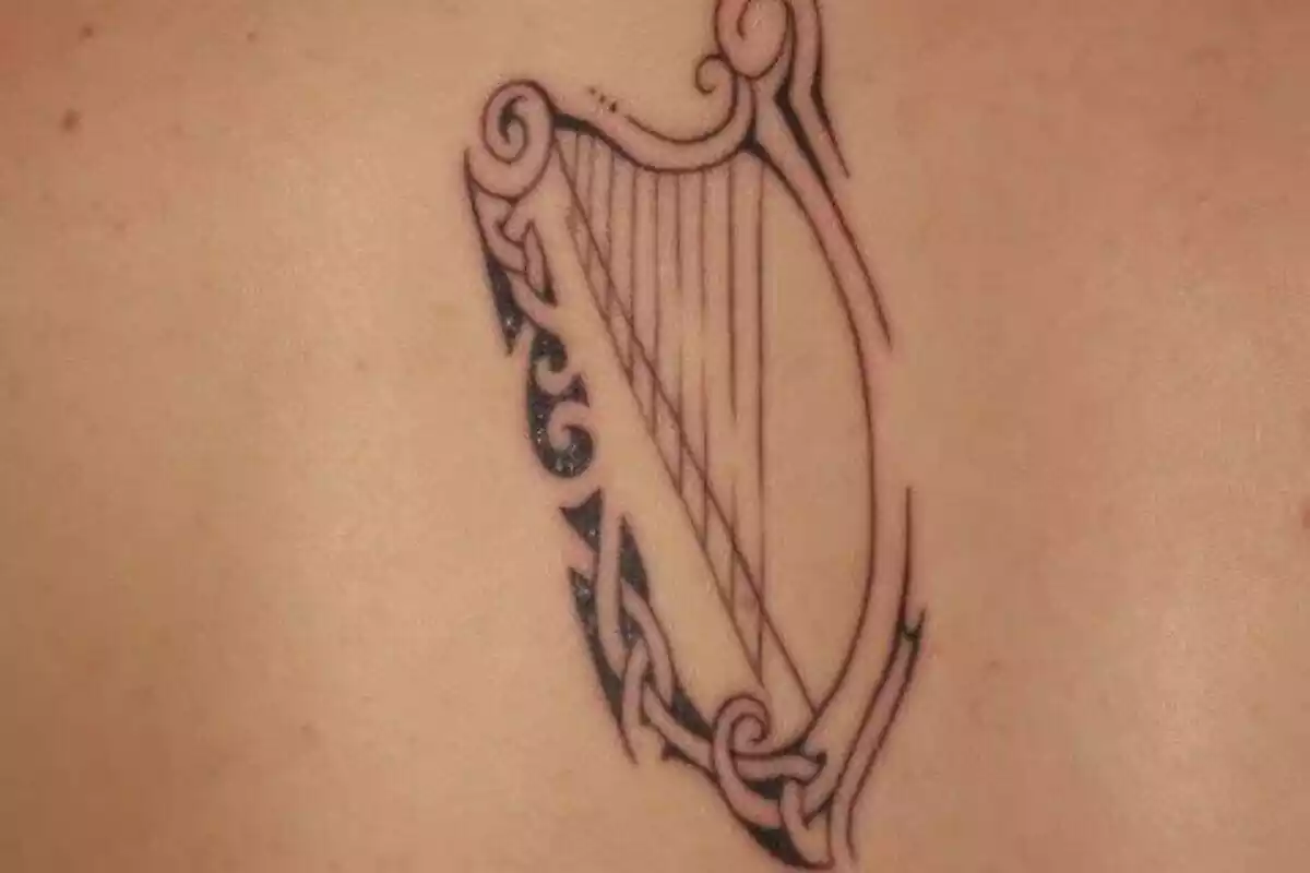 Tatuaje celta del arpa Tatuaje celta del arpa