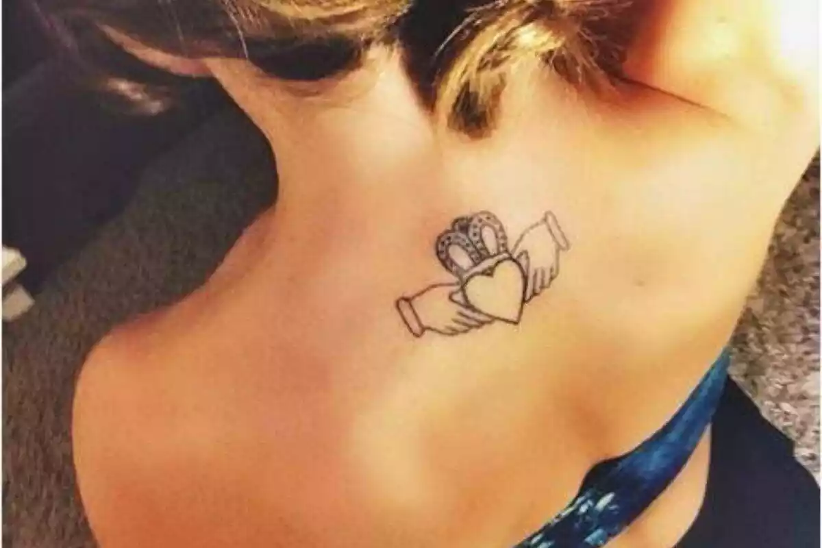 Espalda de mujer con tatuaje de Claddagh Espalda de mujer con tatuaje de Claddagh