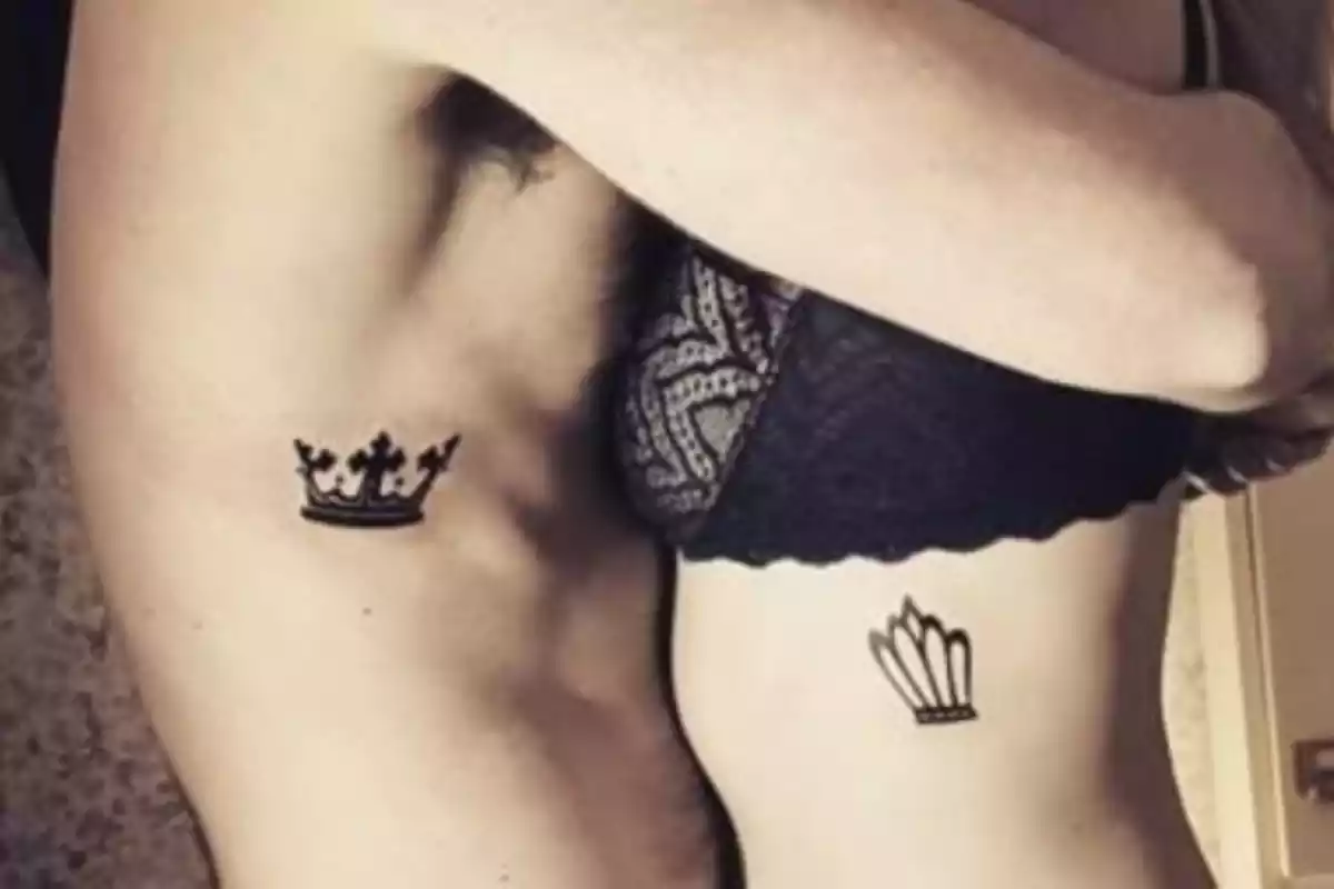 Chico y chica se han tatuado unas coraonas