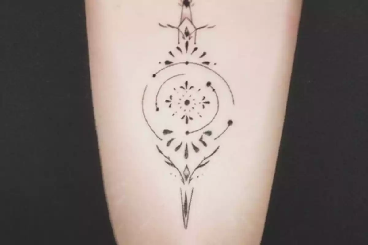 Tatuaje de símbolos en el escote