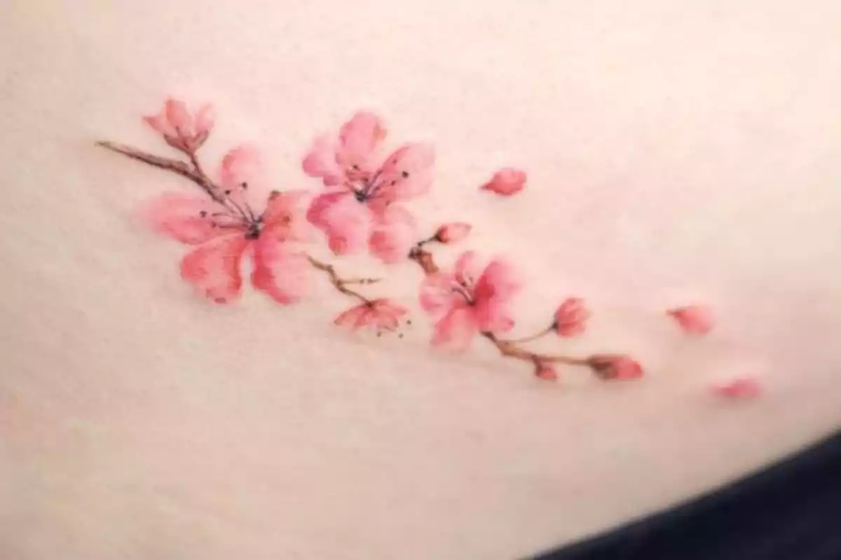 Tatuaje de flor de cerezo en la pelvis