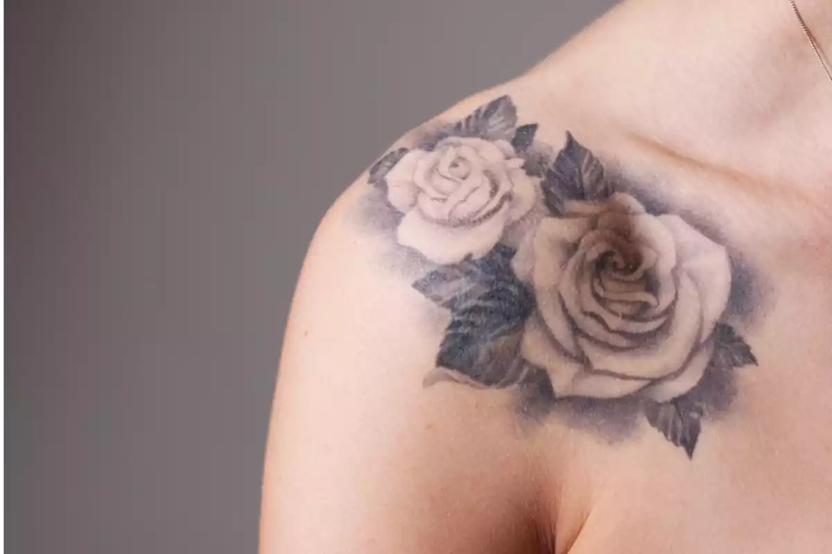 tatuaje de dos rosas en el hombro