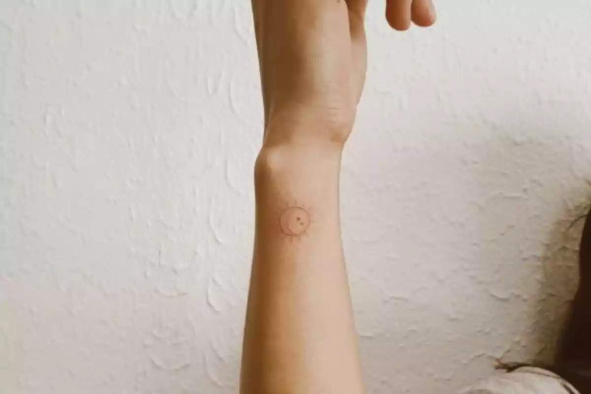 tatuaje de un sol sonriente