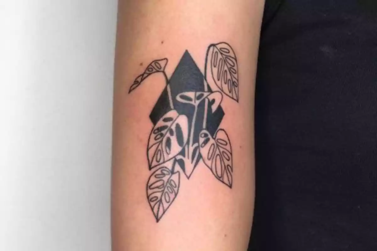 tatuaje de plantas sobre fondo negro