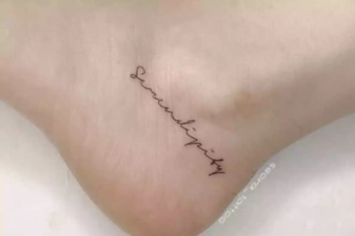 Tatuaje en el pie en el que pone Serendipity
