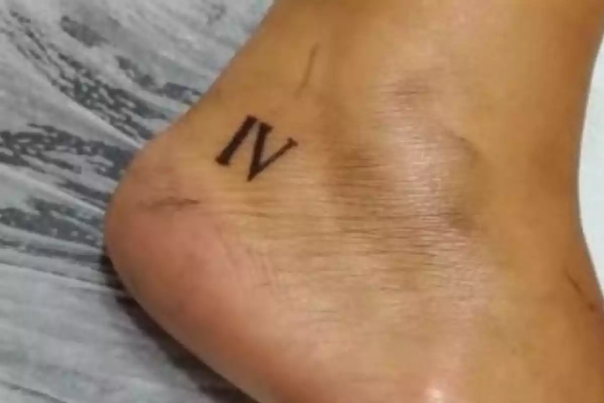 Tatuaje de un 4 en números romanos