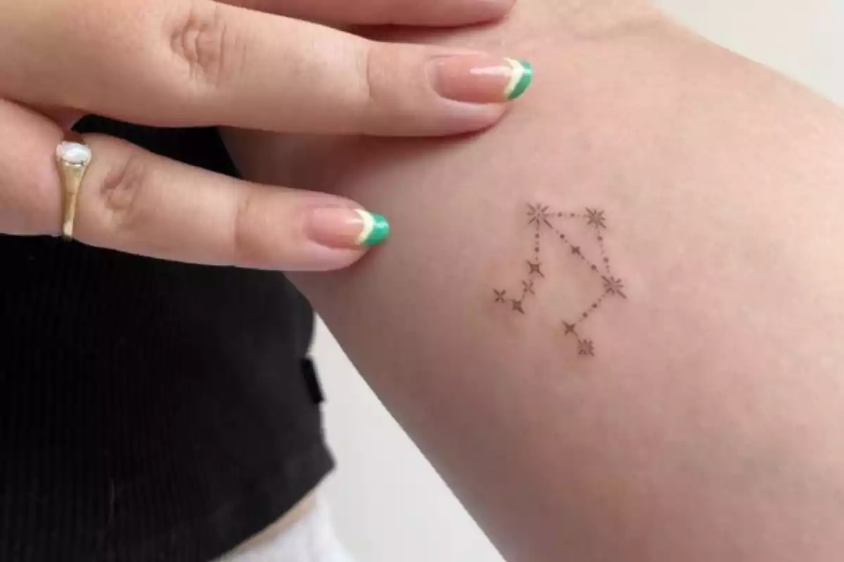 tatuaje de una costelación