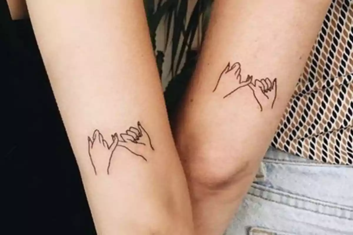 Tatuaje haciendo el trato con el dedo meñique
