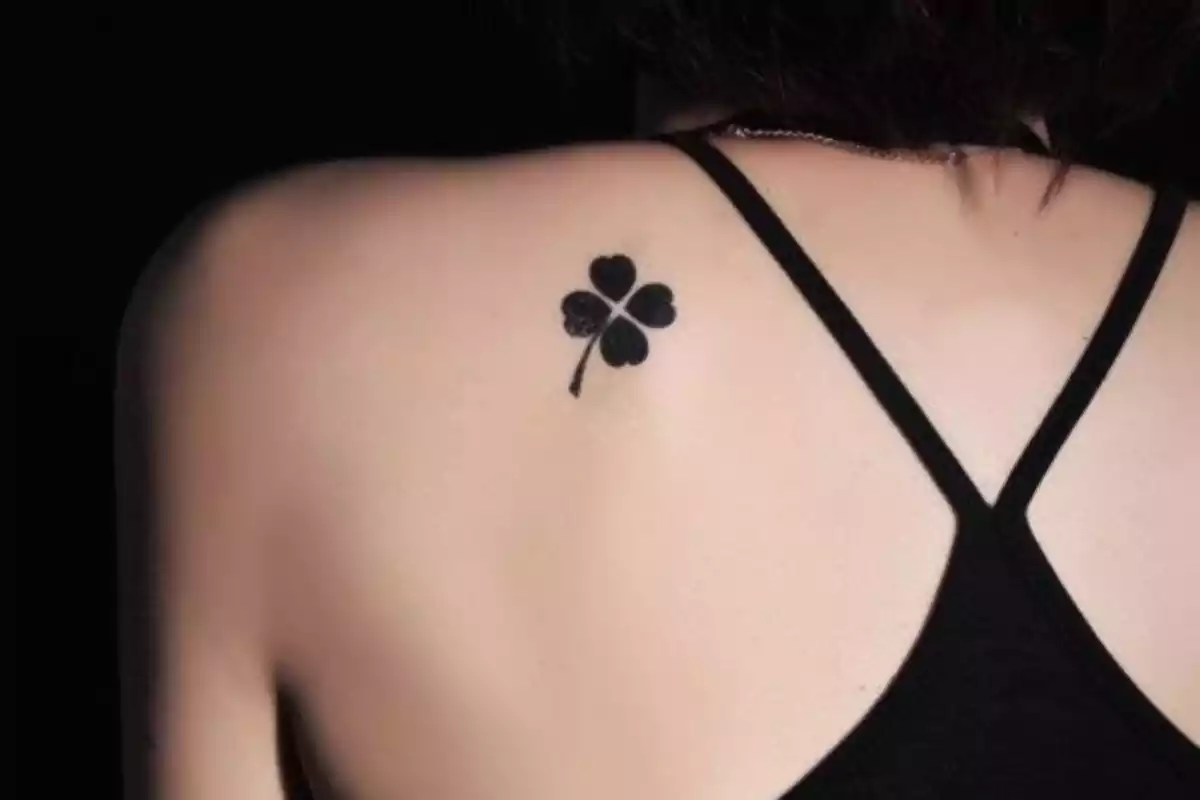 Tatuaje de un trébol con 4 hojas