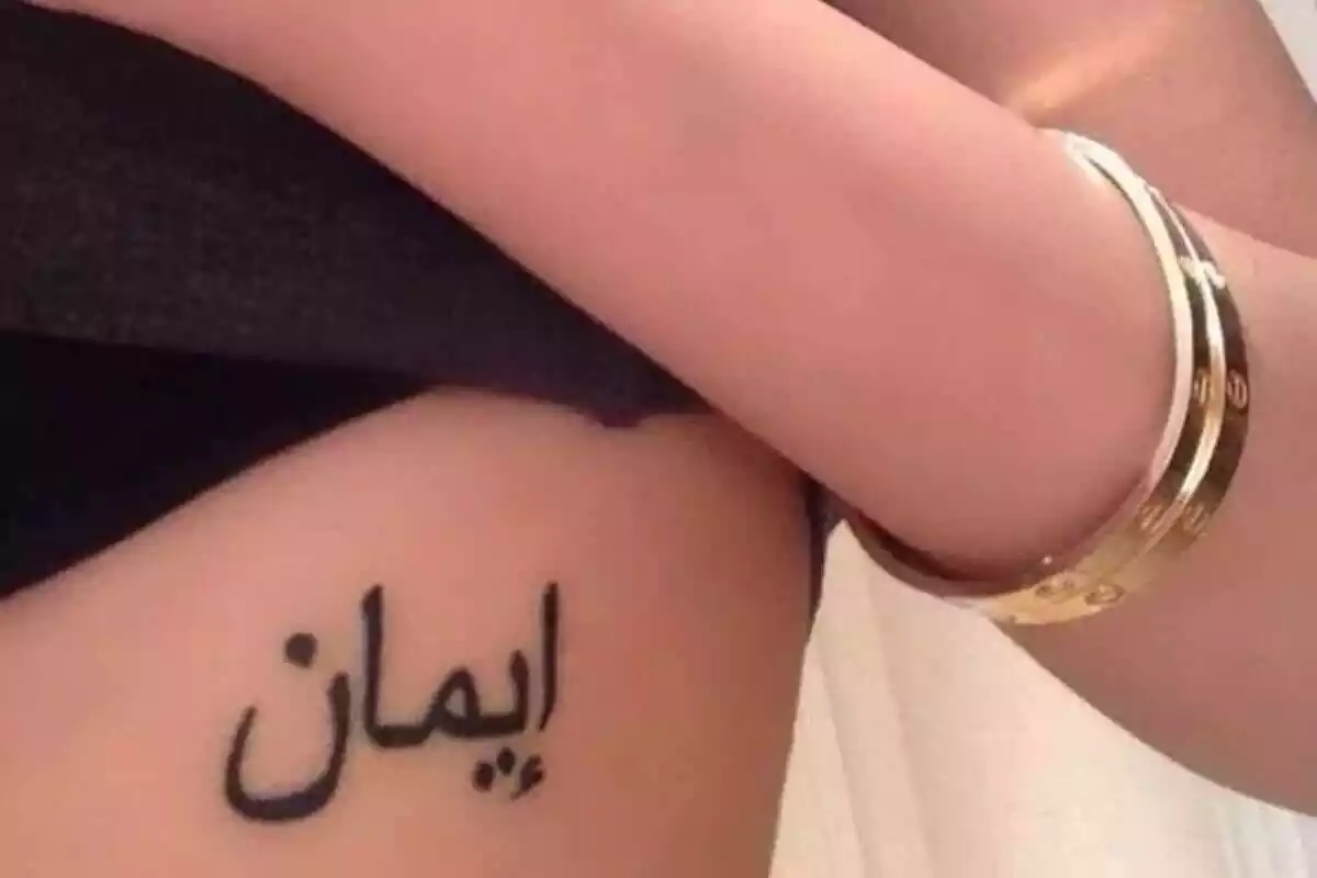 Foto detalle de un tatuaje de letras árabes grande en un costado Foto detalle de un tatuaje de letras árabes grande en un costado