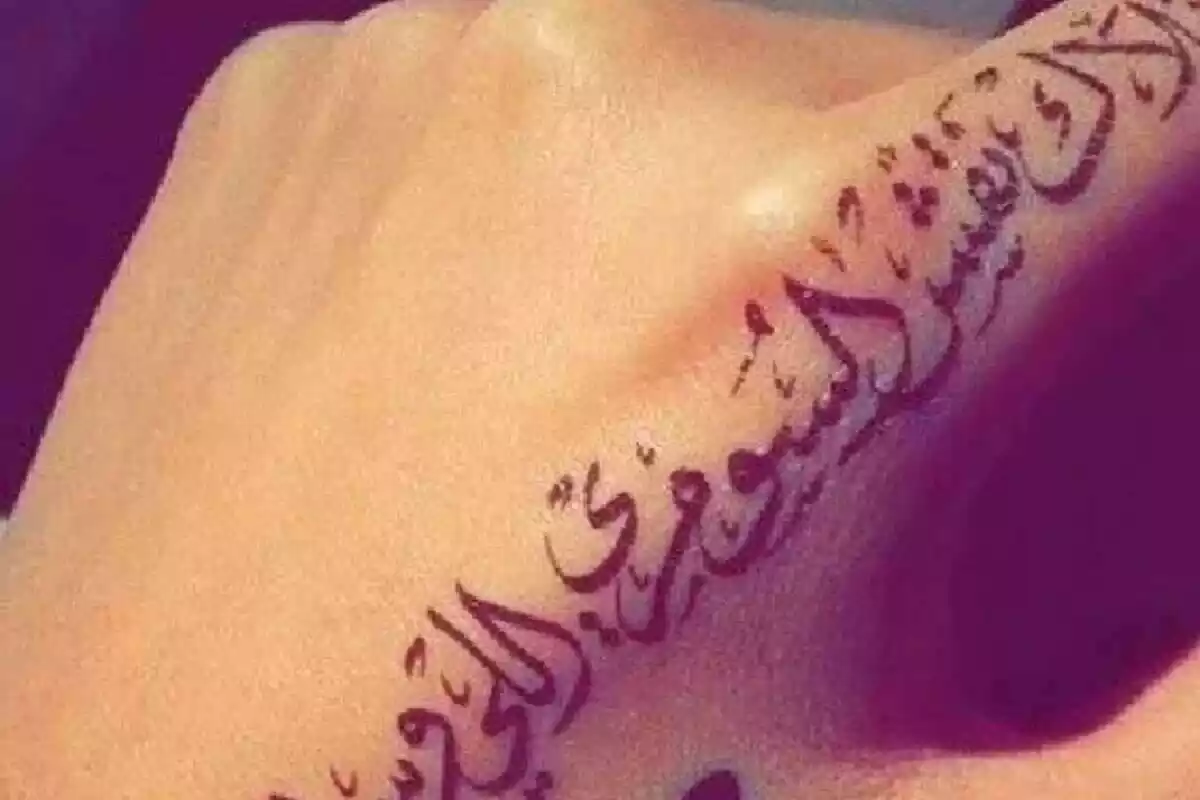 Foto detalle del diseño de un tatuaje con letras árabes en la mano Foto detalle del diseño de un tatuaje con letras árabes en la mano