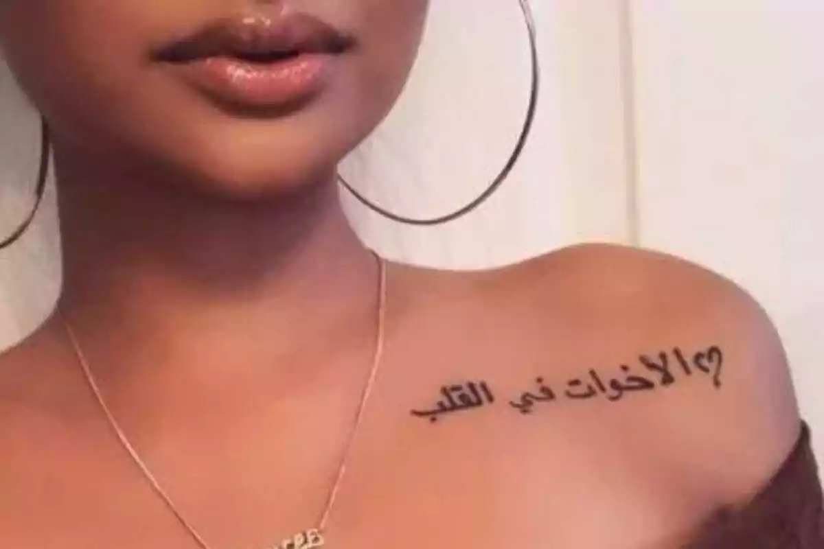 Diseño tatuaje en el hombro con frase en árabe