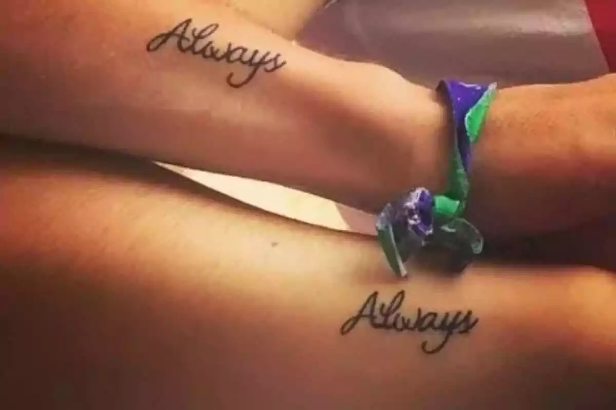 Foto detalle de los brazos de una pareja con la palabra Foto detalle de los brazos de una pareja con la palabra
