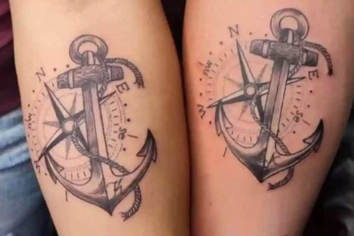Foto de dos brazos con el mismo tatuaje de un ancla en tinta negra