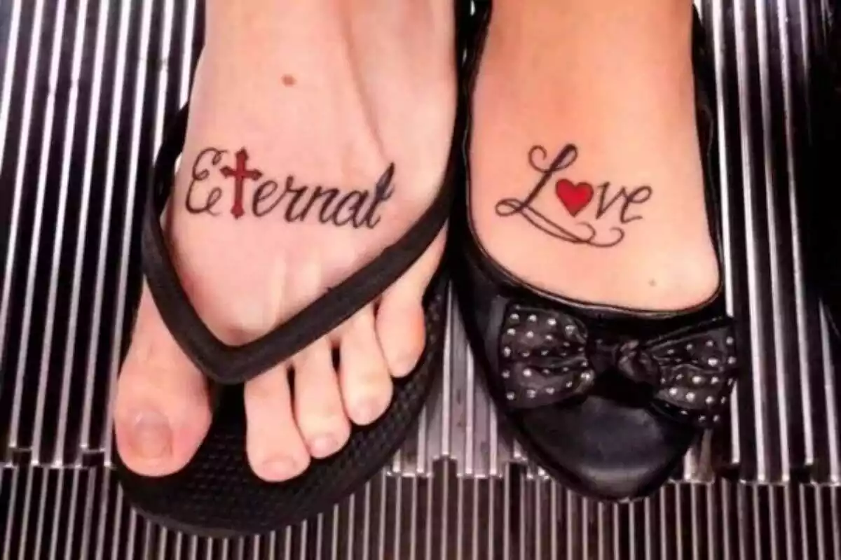 Foto detalle del diseño de un tatuaje para parejas con las palabras Foto detalle del diseño de un tatuaje para parejas con las palabras