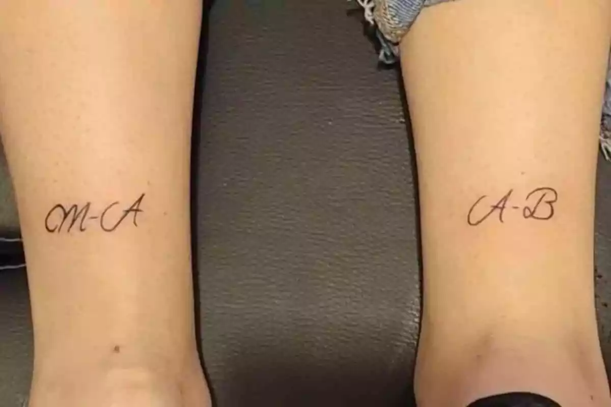 Foto detalle del diseño de un tatuaje para parejas con iniciales Foto detalle del diseño de un tatuaje para parejas con iniciales