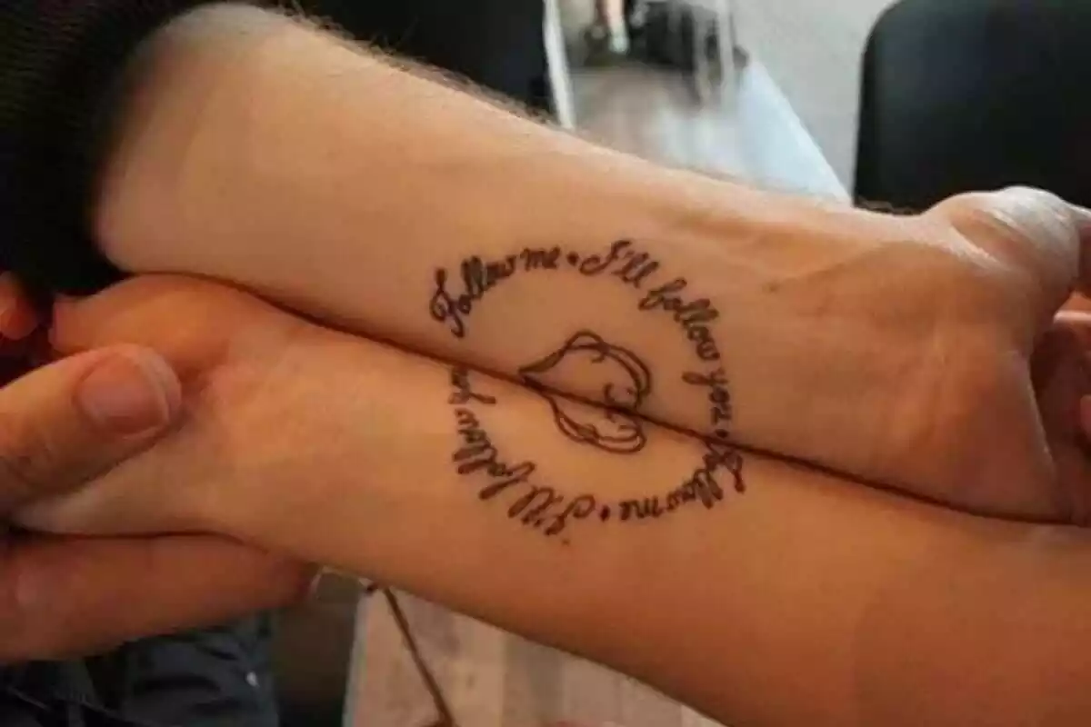 Foto detalle del diseño de un tatuaje compartido con una frase y un corazón Foto detalle del diseño de un tatuaje compartido con una frase y un corazón