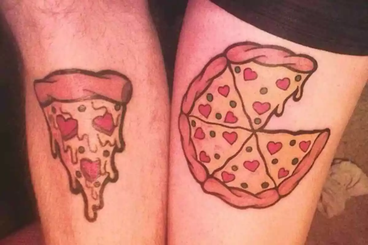 Foto detalle del diseño de un tatuaje compartido representando una pizza Foto detalle del diseño de un tatuaje compartido representando una pizza