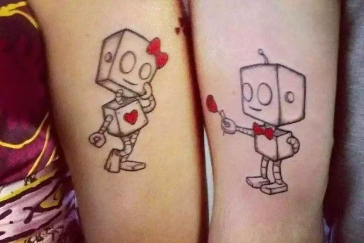 Foto detalle del diseño de un tatuaje compartido de unos robots enamorados Foto detalle del diseño de un tatuaje compartido de unos robots enamorados