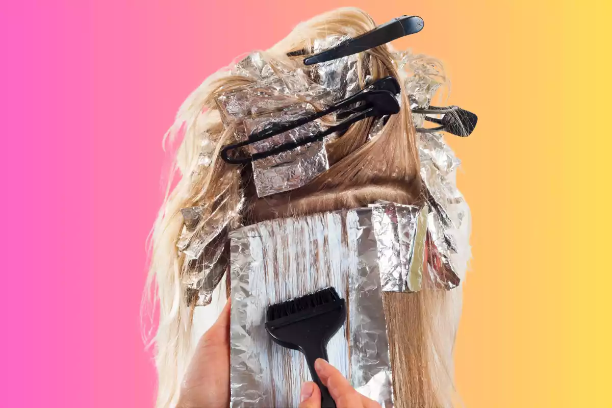mujer tiñéndose el pelo mujer tiñéndose el pelo