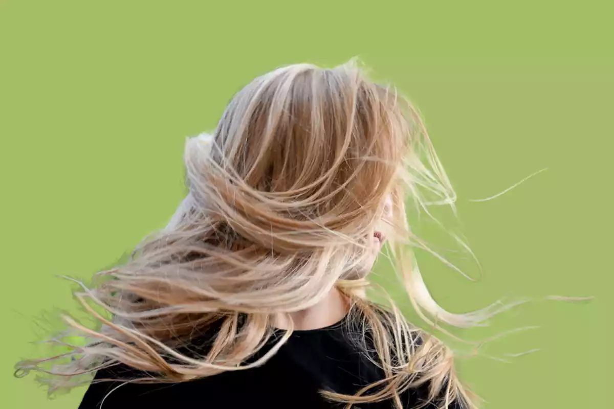 Mujer con un sunset blonde de temporada Mujer con un sunset blonde de temporada