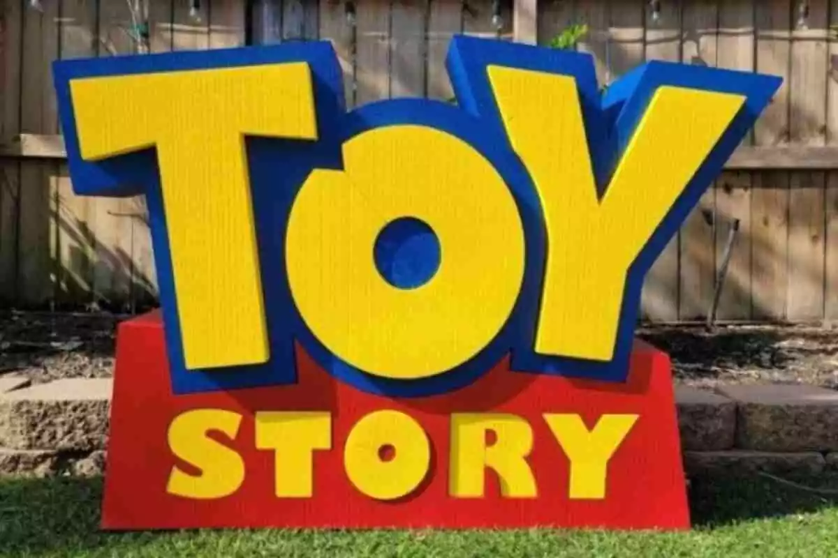 Letras de corcho con motivo Toy Story, en colores azul, amarillo y rojo Letras de corcho con motivo Toy Story, en colores azul, amarillo y rojo