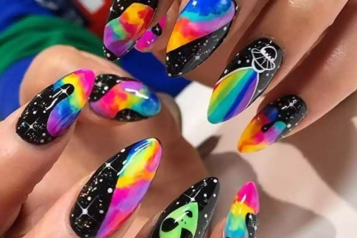 Uñas decorada con muchos colores negro, morados, azules y amarillos y dibujos Uñas decorada con muchos colores negro, morados, azules y amarillos y dibujos