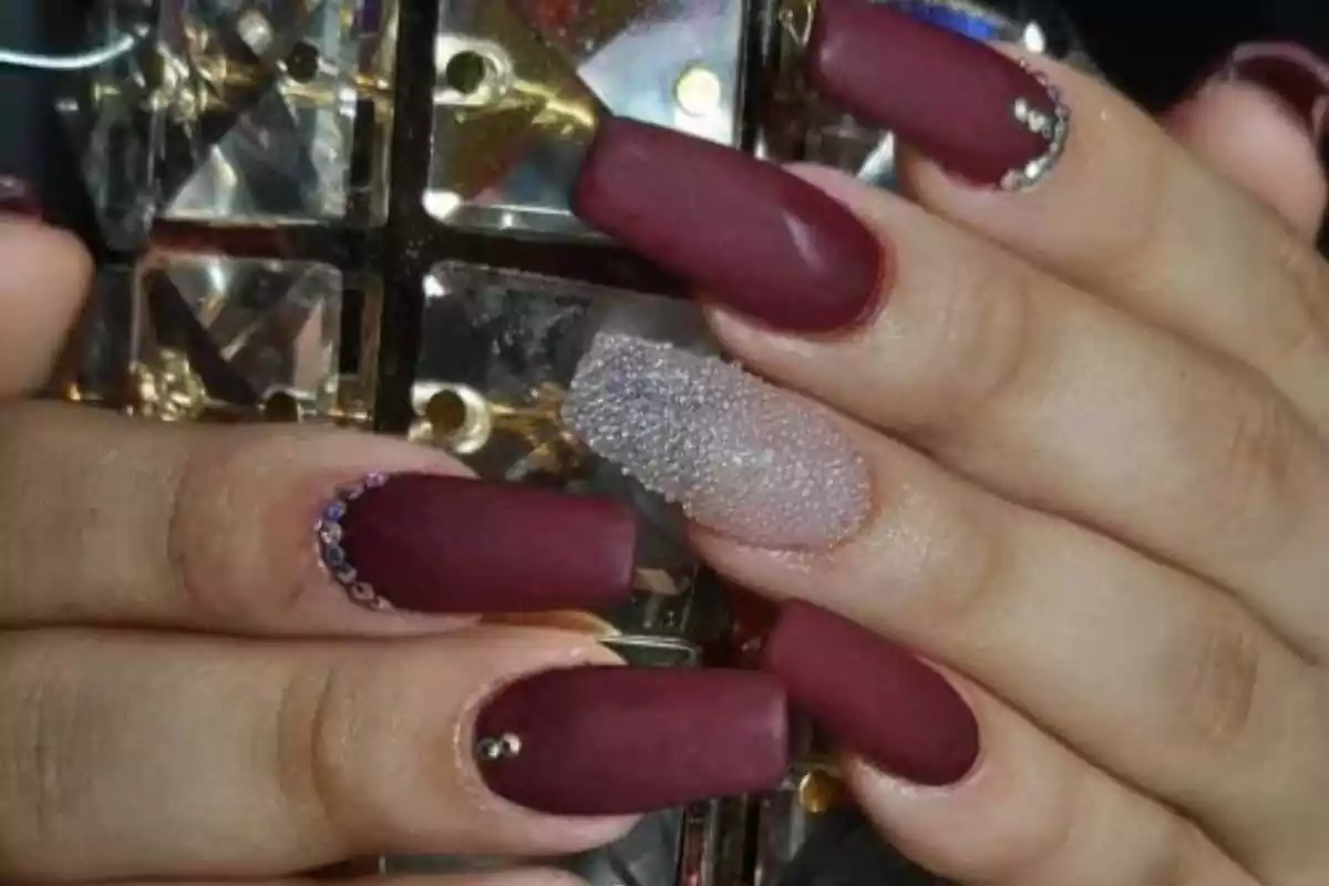 Uñas color vino Uñas color vino