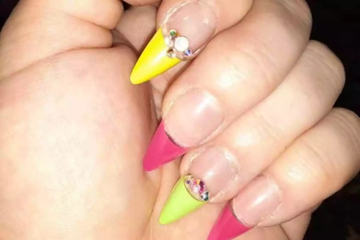 Uñas de punta en decoradas en rosa y amarillo con adornos Uñas de punta en decoradas en rosa y amarillo con adornos
