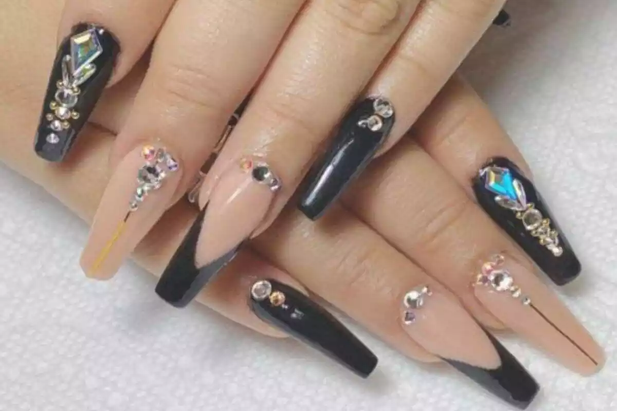 Uñas decoradas en color negro con pedrería y detalles Uñas decoradas en color negro con pedrería y detalles
