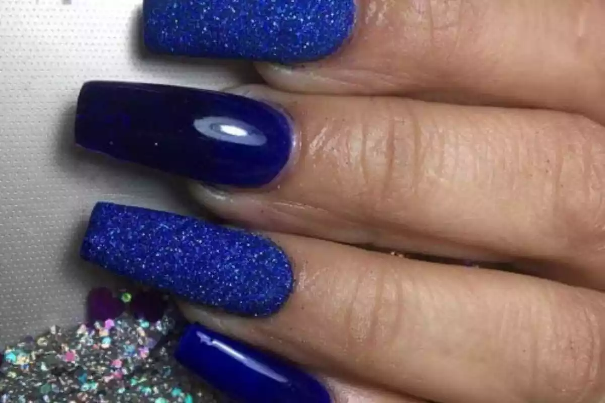 Uñas en color azul con brillo Uñas en color azul con brillo
