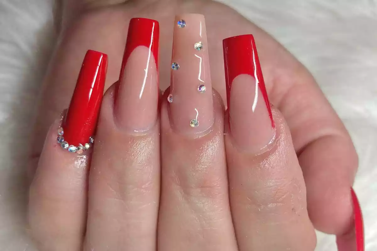 Manicura perfecta en rojo y con diamantes Manicura perfecta en rojo y con diamantes