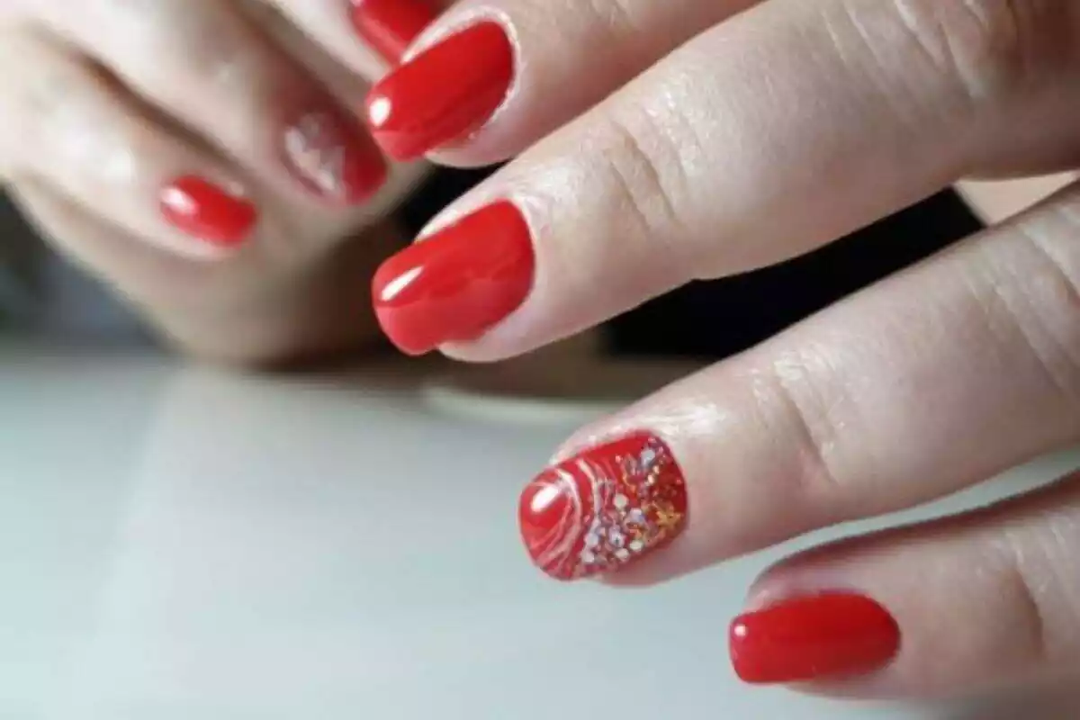 Uñas rojas decoradas Uñas rojas decoradas