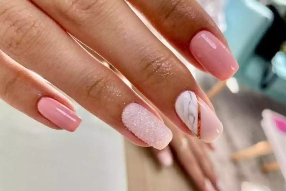 Uñas rosas decoradas Uñas rosas decoradas