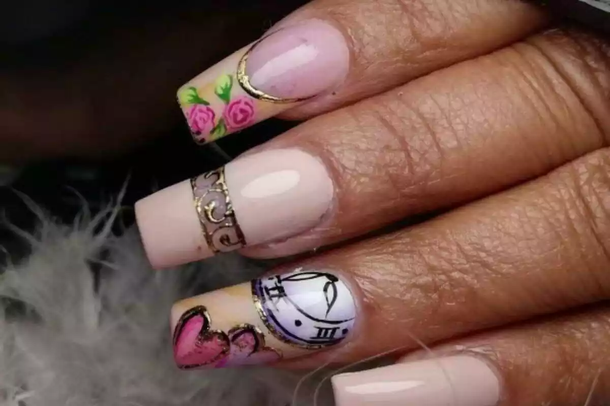 Uñas decoradas en rosa y con flores Uñas decoradas en rosa y con flores