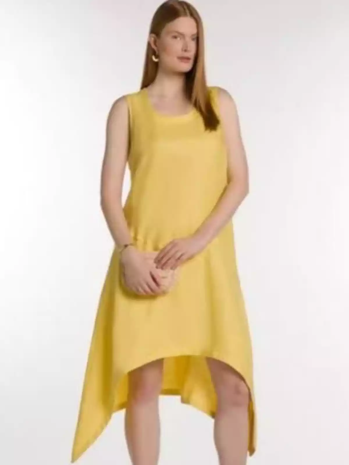 Mujer con un vestido de color amarillo Mujer con un vestido de color amarillo