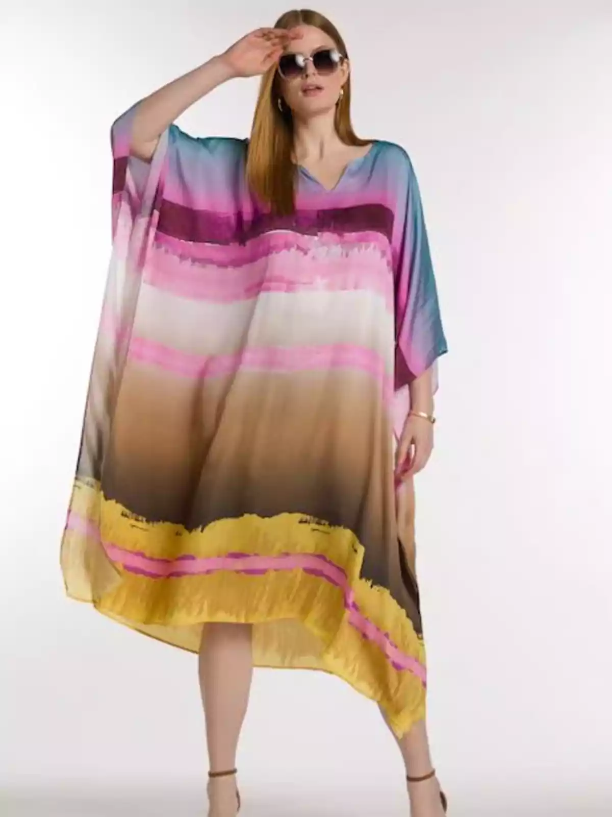 Mujer con un vestidos de múltiples colores en forma de poncho Mujer con un vestidos de múltiples colores en forma de poncho