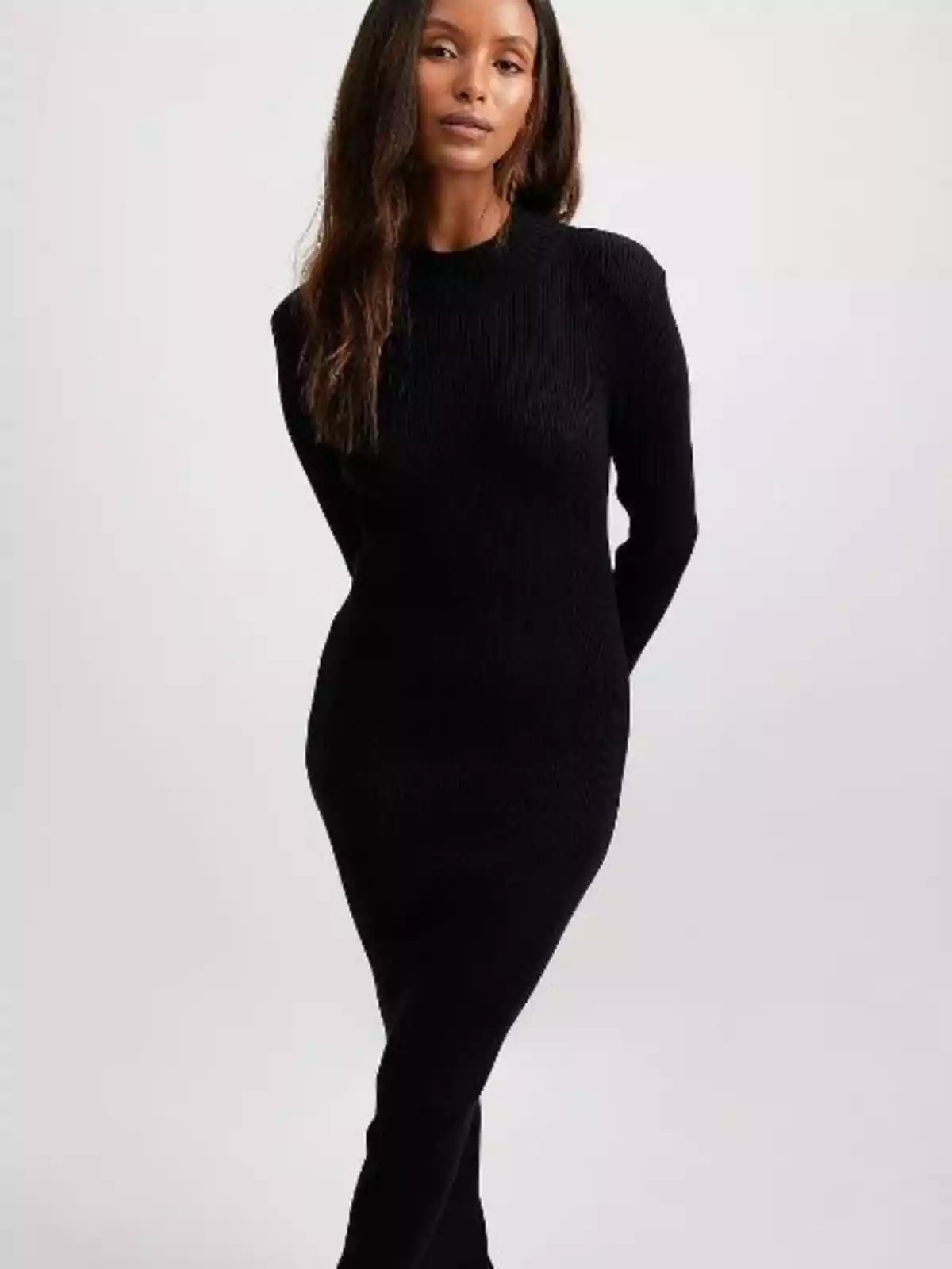 Vestido largo de color negro ceñido al cuerpo Vestido largo de color negro ceñido al cuerpo