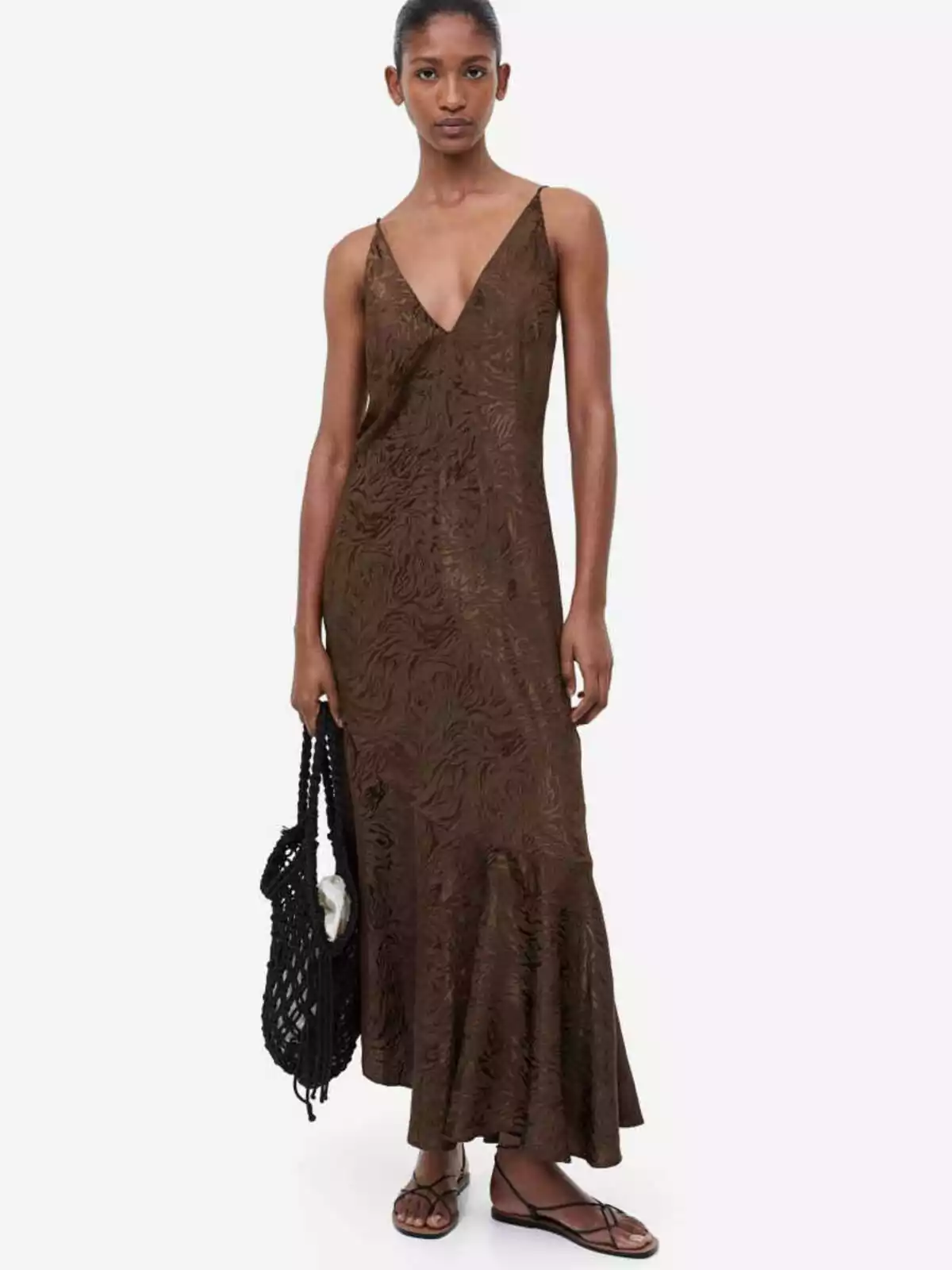 Fotografía de mujer con vestido marrón elegante Fotografía de mujer con vestido marrón elegante