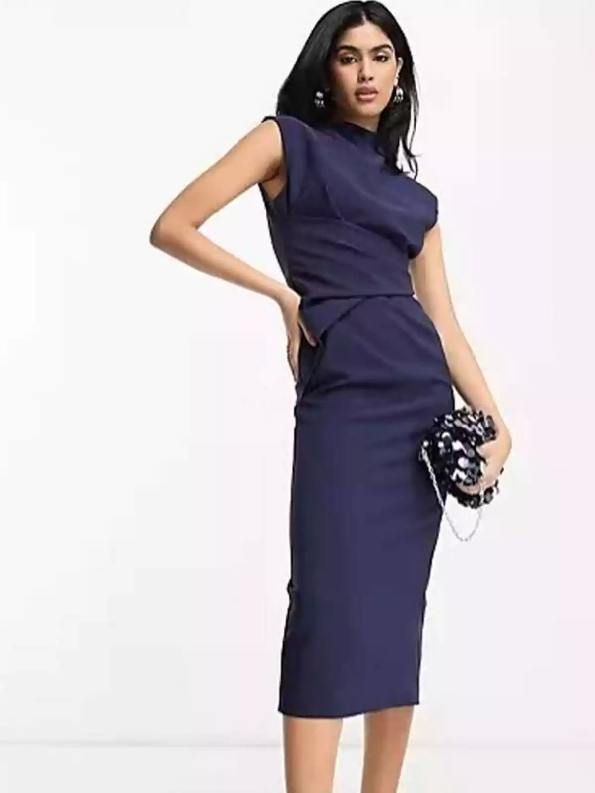 Mujer con vestido azul marino elegante para boda Mujer con vestido azul marino elegante para boda