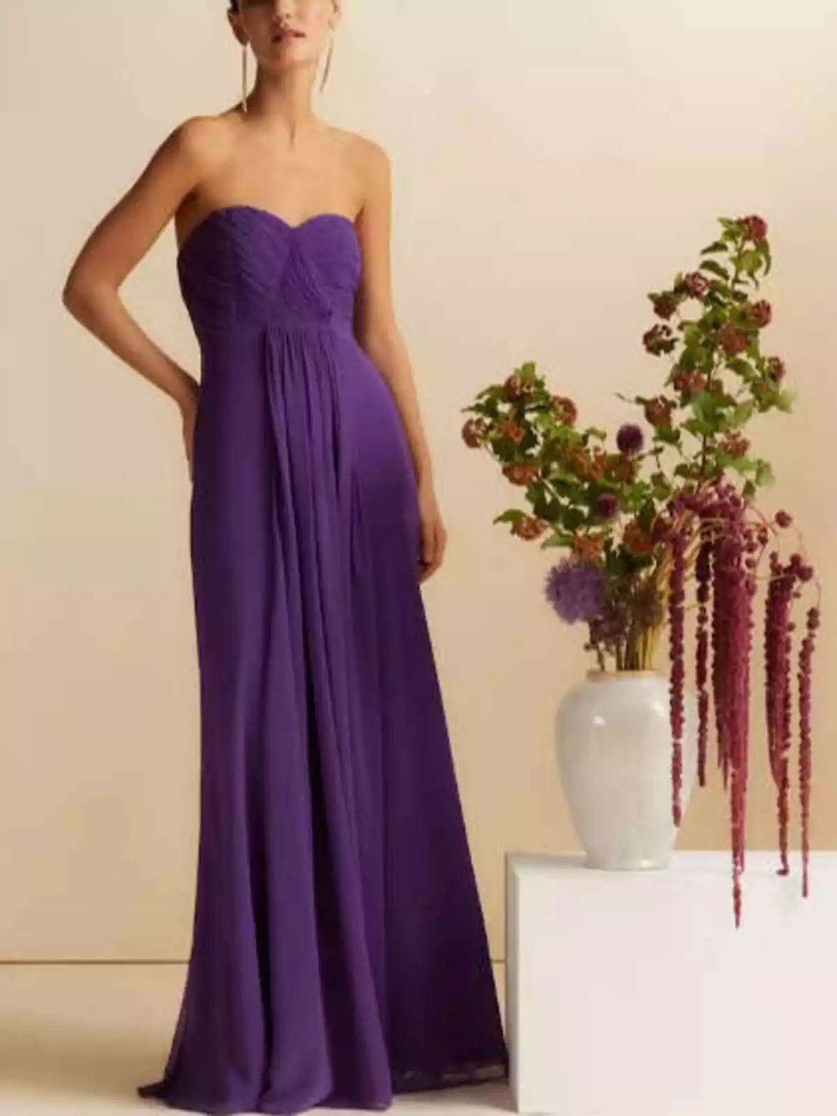 Fotofrafía de mujer con vestido largo morado Fotofrafía de mujer con vestido largo morado